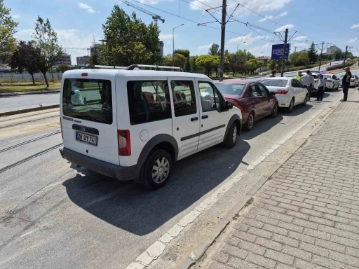 Eskişehir&rsquo;de 3 aracın karıştığı zincirleme trafik kazası ucuz atlatıldı
