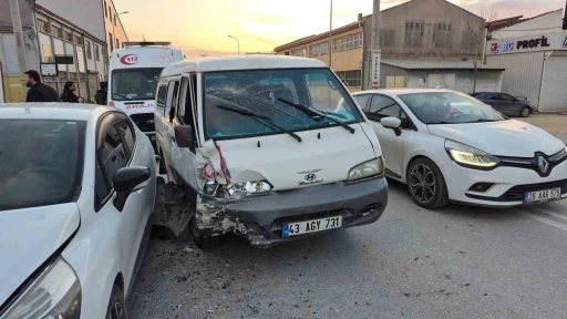 Eskişehir&rsquo;de 4 aracın karıştığı trafik kazasında 3 kişi yaralandı
