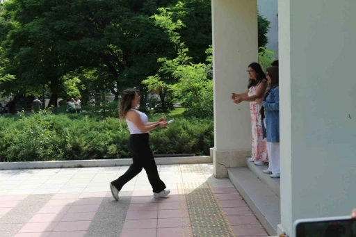 Eskişehir’de adayların bazıları AYT sınavına son anda yetişti
