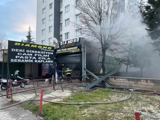 Eskişehir&rsquo;de ara&ccedil; aksesuarı satan d&uuml;kkanda yangın

