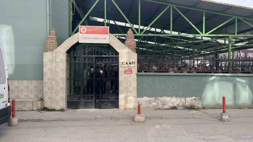 Eskişehir&rsquo;de babasının &ouml;ld&uuml;rd&uuml;ğ&uuml; 13 yaşındaki kız toprağa verildi
