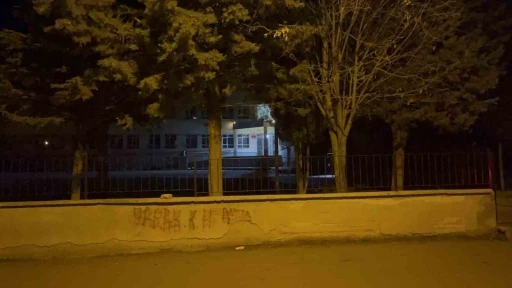 Eskişehir&rsquo;de babayı darbedip oğlunu bı&ccedil;aklayan 3 şahıs tutuklandı
