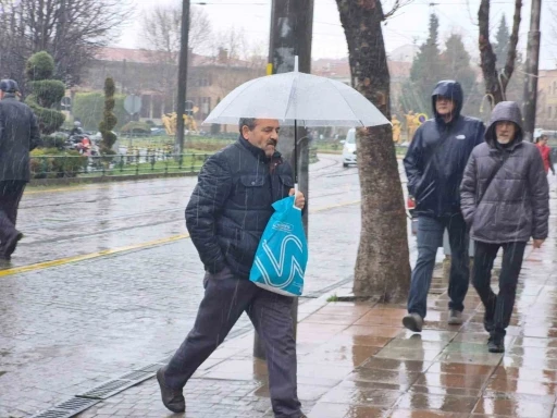 Eskişehir&rsquo;de beklenen yağmur geldi
