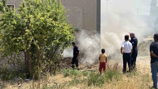 Eskişehir&rsquo;de bir mahallede aynı anda iki yangın
