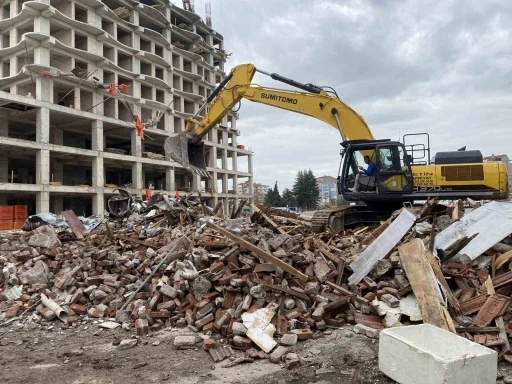 Eskişehir&rsquo;de &ccedil;&ouml;ken binanın yanındaki riskli yapı da yıkıldı
