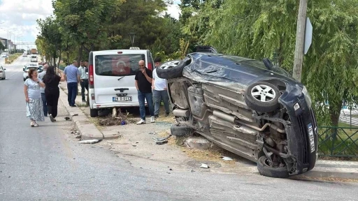Eskişehir&rsquo;de dolmuşun &ccedil;arptığı otomobil yan yattı: 8 yaralı
