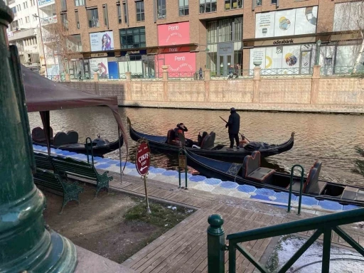 Eskişehir&rsquo;de dondurucu soğuğa rağmen gondol seferleri devam ediyor
