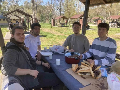 Eskişehir&rsquo;de gen&ccedil;ler doğa ve tarih gezisinin ardından mangalda buluştu
