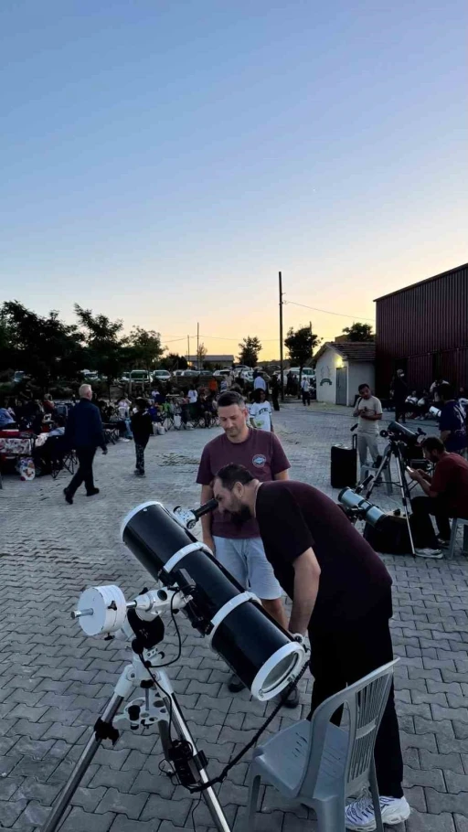 Eskişehir&rsquo;de g&ouml;ky&uuml;z&uuml; heyecanı: Vatandaşlar gezegenleri yakından g&ouml;zlemledi
