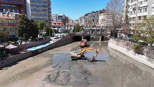 Eskişehir’de gondolların dolaştığı yerde kamyonlar gezdi, susuz Porsuk’u gören turistler şaşkınlık yaşadı
