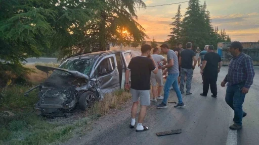 Eskişehir&rsquo;de hafif ticari ara&ccedil; ile trakt&ouml;r &ccedil;arpıştı: 2 yaralı
