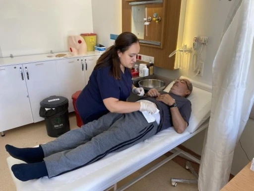 Eskişehir’de hastalar ve refakatçileri, Stoma ile nasıl ilgileneceklerini hastanede öğreniyor
