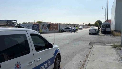 Eskişehir&rsquo;de iki sokağın kesişiminde otomobil ile kamyonet &ccedil;arpıştı

