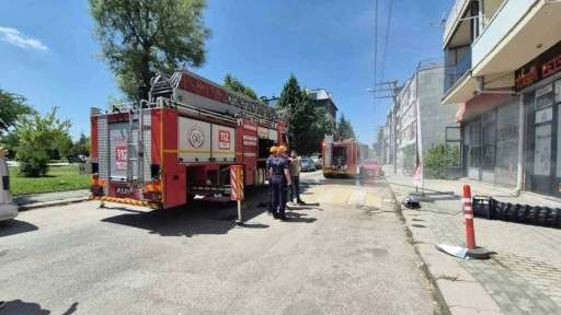 Eskişehir&rsquo;de iş yeri yangını, dumandan etkilenen 6 kişi hastaneye kaldırıldı
