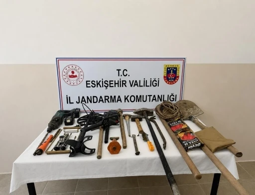 Eskişehir&rsquo;de ka&ccedil;ak kazı yapan 3 ş&uuml;pheli su&ccedil;&uuml;st&uuml; yakalandı
