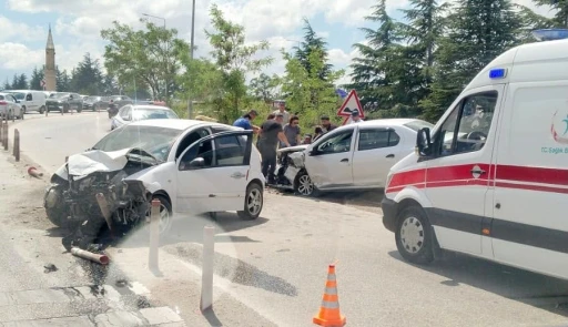 Eskişehir&rsquo;de kafa kafaya &ccedil;arpışan ara&ccedil;lar hurdaya d&ouml;nd&uuml;
