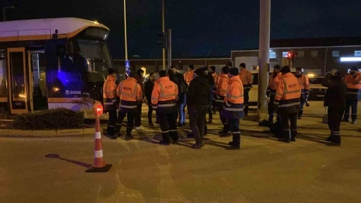 Eskişehir’de kamyon tramvaya çarptı: Seferler aksadı
