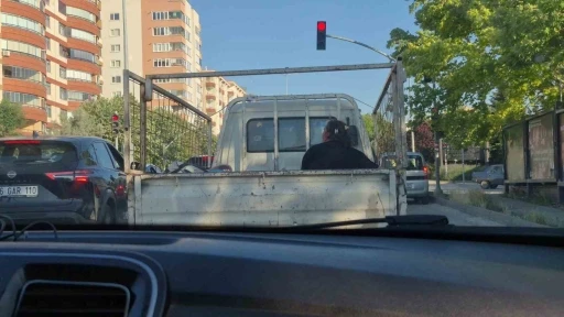 Eskişehir&rsquo;de kamyonet kasasında tehlikeli yolculuk
