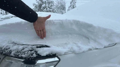 Eskişehir&rsquo;de kar kalınlığı 25 santimetreyi ge&ccedil;ti, yollar kapandı
