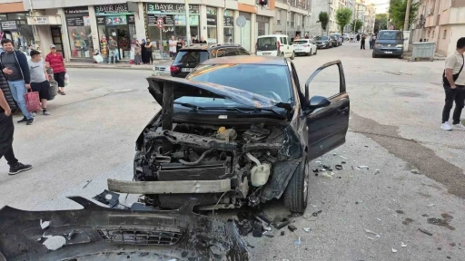 Eskişehir&rsquo;de kavşakta 2 ara&ccedil; &ccedil;arpıştı: 2 yaralı
