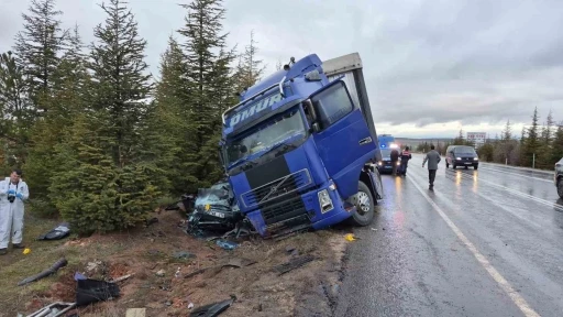 Eskişehir&rsquo;de kontrolden &ccedil;ıkan tır otomobili altına aldı: 1 &ouml;l&uuml;, 1&rsquo;i ağır 2 yaralı
