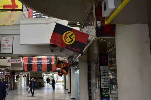Eskişehir’de maç heyecanı: Kent kırmızı-siyaha büründü
