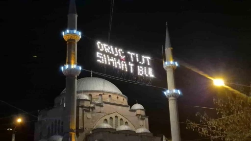 Eskişehir&rsquo;de mahyalar minareleri s&uuml;slemeye başladı
