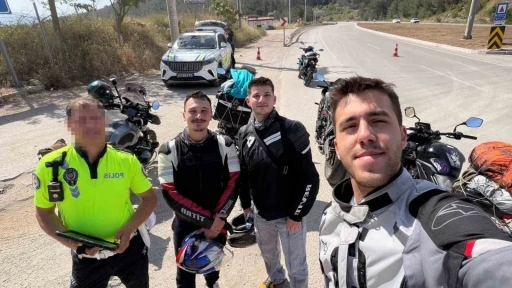 Eskişehir&rsquo;de motosikletini bağlayan polis ile Antalya&rsquo;da karşılaşan s&uuml;r&uuml;c&uuml; fotoğraf &ccedil;ektirdi
