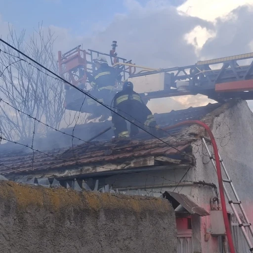 Eskişehir&rsquo;de m&uuml;stakil evde korkutan yangın
