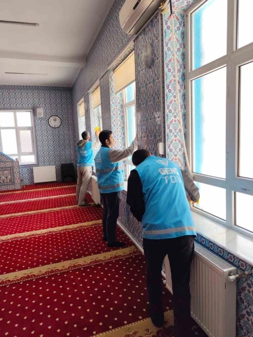 Eskişehir&rsquo;de &ouml;ğrenciler camii temizliği ger&ccedil;ekleştirdi
