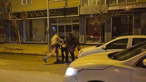 Eskişehir&rsquo;de olaylı gece: Cadde ortasındaki kavga kamerada
