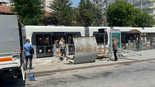 Eskişehir’de otobüs tramvay durağına daldı: 2 yaralı
