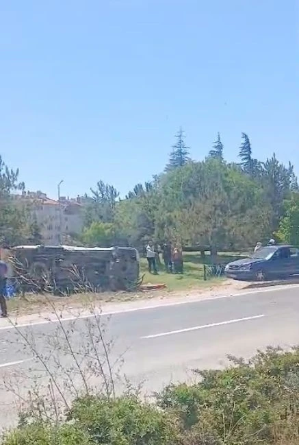 Eskişehir&rsquo;de otomobil yol kenarına devrildi
