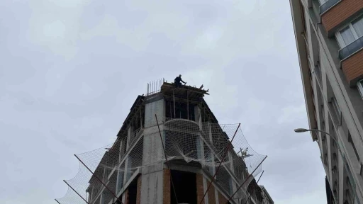 Eskişehir&rsquo;de panik anları: İnşaatın 8&rsquo;inci katından atlamaya &ccedil;alıştı
