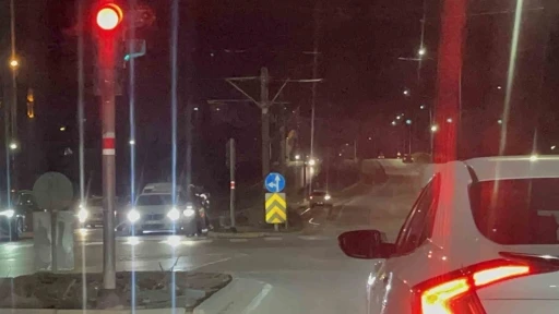 Eskişehir&rsquo;de raylarda ilerleyen otomobil tehlikeye davetiye &ccedil;ıkardı
