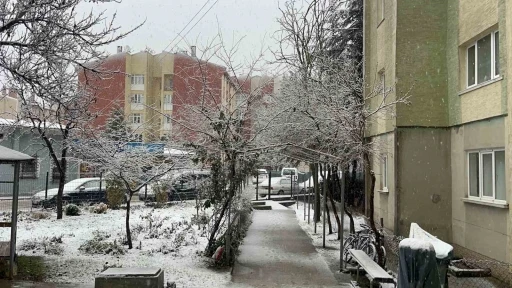 Eskişehir&rsquo;de sabah saatlerinde kar yağışı etkili oldu
