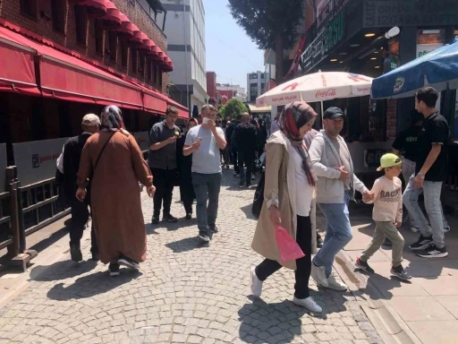 Eskişehir’de sıcak havayı fırsat bilen vatandaşlar çarşıya akın etti
