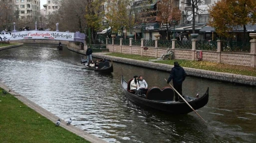 Eskişehir’de soğuk havaya rağmen gondol keyfi yaptılar
