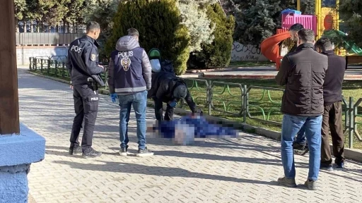 Eskişehir’de sokak ortasında erkek cesedi bulundu
