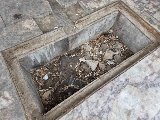 Eskişehir&rsquo;de tarihi &ccedil;eşmeye "&Ccedil;&ouml;p" darbesi: Muhtar &ccedil;areyi yazı asmakta buldu
