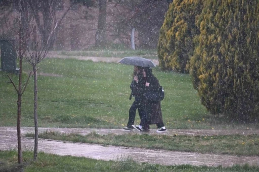 Eskişehir&rsquo;de yağmur bastırdı, &ouml;ğrenciler şemsiyelere sarıldı

