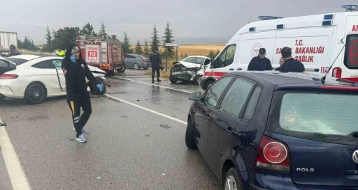 Eskişehir&rsquo;de yağmur sonrası 3 aracın karıştığı trafik kazası, 2&rsquo;si ağır 6 yaralı
