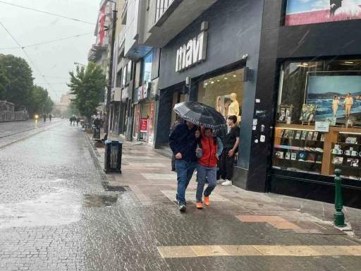 Eskişehir’de yağmur vatandaşlara zor anlar yaşattı
