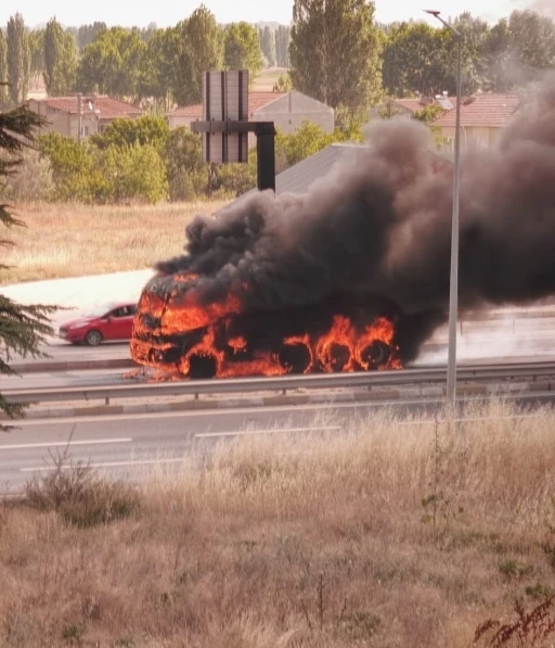 Eskişehir&rsquo;de yanan kamyon adeta alev topuna d&ouml;nd&uuml;
