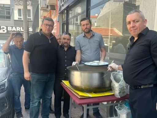Eskişehir&rsquo;de yaşayan Aşağı Piribeyli k&ouml;yl&uuml;leri vatandaşlara aşure ikramında bulundu
