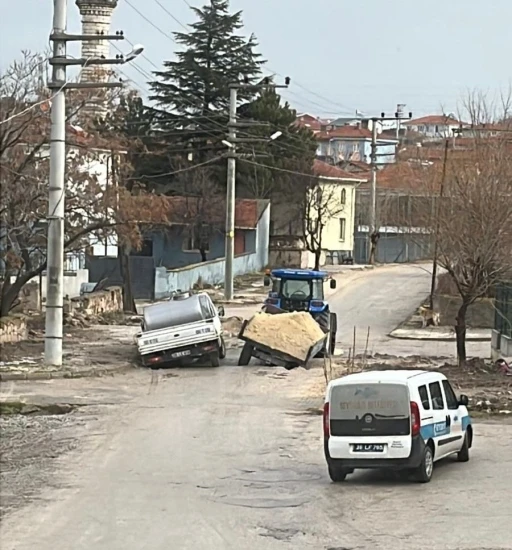 Eskişehir&rsquo;de yol &ccedil;&ouml;kt&uuml;: 2 ara&ccedil;a battı
