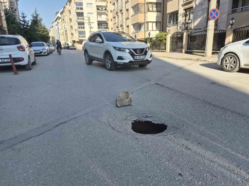 Eskişehir&rsquo;de yol &ccedil;&ouml;kt&uuml;, s&uuml;r&uuml;c&uuml;ler zor anlar yaşadı
