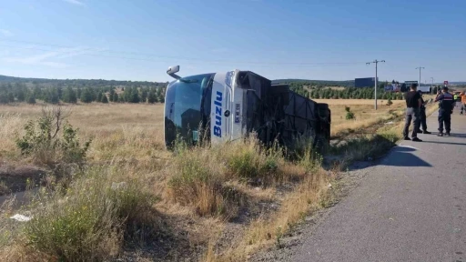 Eskişehir&rsquo;de yolcu otob&uuml;s&uuml; devrildi: 24 yaralı

