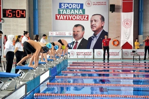 Eskişehir&rsquo;de y&uuml;zme m&uuml;sabakaları başladı
