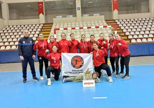 Eskişehir&rsquo;deki liseden Hentbol Gen&ccedil;ler T&uuml;rkiye Şampiyonası&rsquo;nda &ouml;nemli başarı
